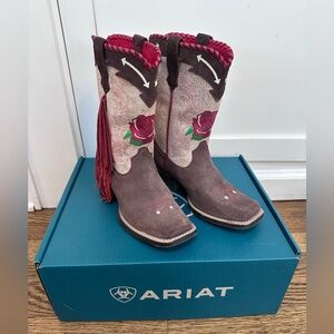 EUC ARIAT X RODEO QUINCY FUTURITY FRINGE COWBOY BOOTS CHOCOLATE SUEDE AND RUBY